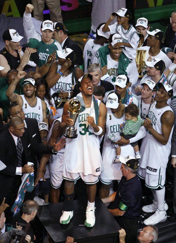 Hráči Bostonu Celtics slaví s trofejí pro šampiony NBA. | Foto: Reuters