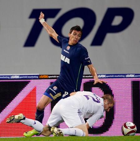 Ondřej Mazuch (Anderlecht) bojuje o míč s Mariem Mandzukičem z Dinama Záhřeb v Evropské lize. | Foto: Reuters