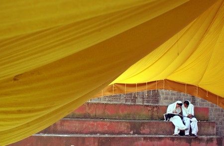 Studentky se připravují na výuku ve škole v Poonchi (indická část Kašmíru) | Foto: REUTERS/Amit Gupta