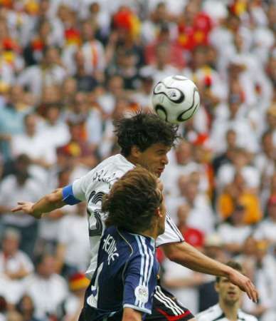 Argentinec Gabriel Heinze v hlavičkovém souboji s Michaelem Ballackem z Německa (vzadu). | Foto: Reuters