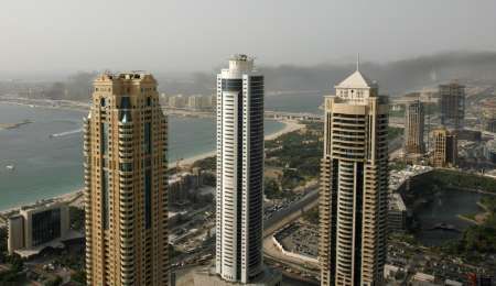 Dubajské mrakodrapy, v pozadí dým | Foto: Reuters