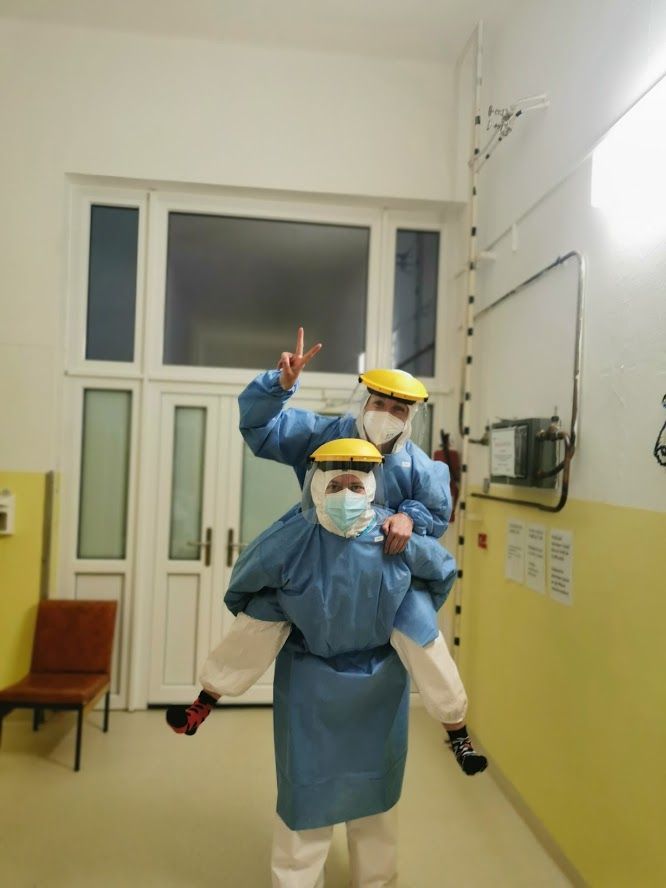 Mnozí studenti pracují v ochranných oblecích, ty jsou nutností při práci s pacienty pozitivními na koronavirus. | Foto: Archiv studentů