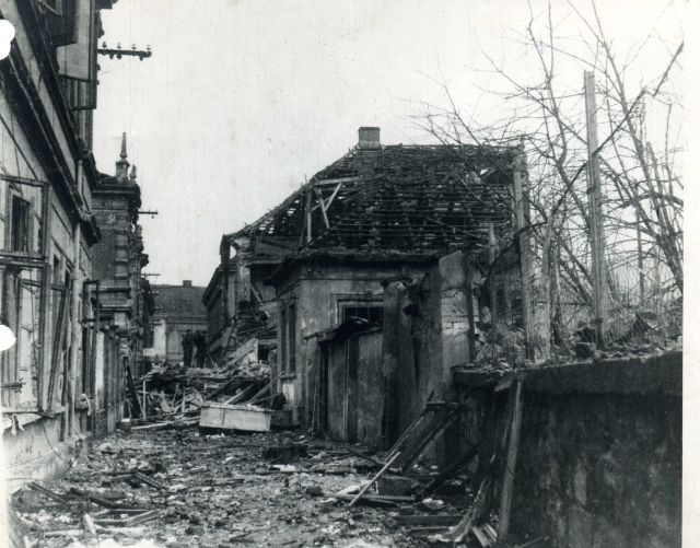 Těžký zásah dostala Sokolská ulice, která vede podél trati. | Foto: Archiv Městského muzea v Kralupech