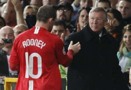 Wayne Rooney rozhodl o výhře Manchesteru nad AS Řím. Poblahopřál mu i kouč Ferguson | Foto: Reuters