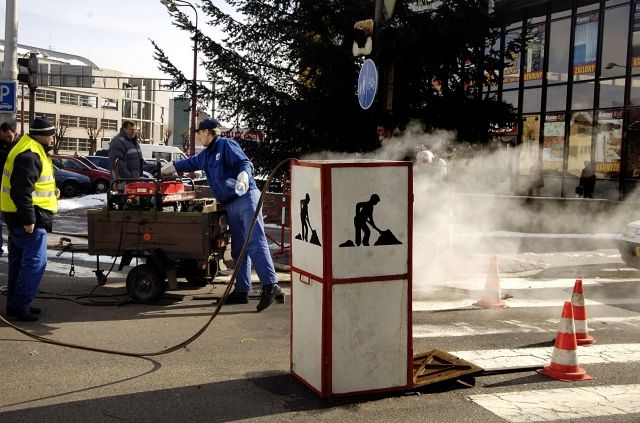 Prasklý horkovod o průměru 25 centimetrů na křižovatce Haškovy a Chelčického ulice v centru Hradce Králové | Foto: čtk