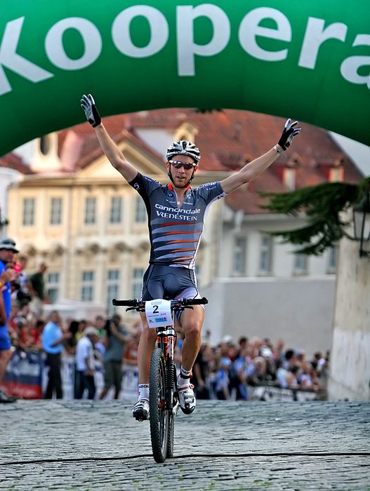 Vítěz Fredrik Kessiakoff ze Švédska v cíli Pražských schodů 2007. | Foto: Tomáš Adamec, Aktuálně.cz