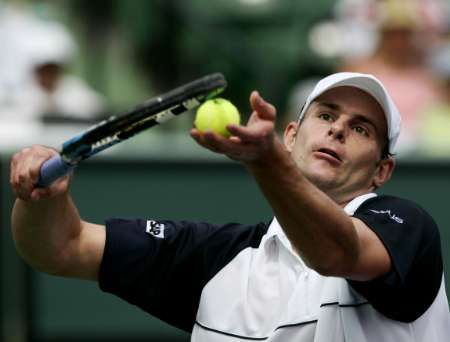 Americký tenista Andy Roddick podává na turnaji v Miami. | Foto: Reuters