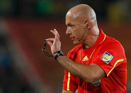 Rozehrajeme na píšťalku, signalizuje Howard Webb | Foto: Sport