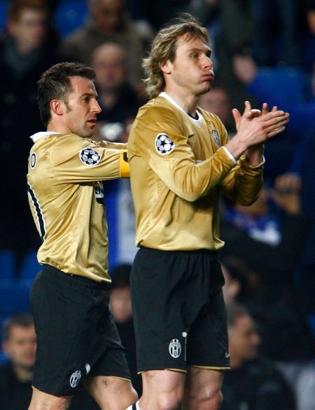 Pavel Nedvěd a Alessandro Del Piero se loučí s fanoušky Juventuu po porážce na Stamford Bridge od Chelsea. | Foto: Václav Rojík