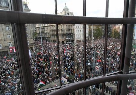 Dav na náměstí před parlamentem | Foto: Reuters