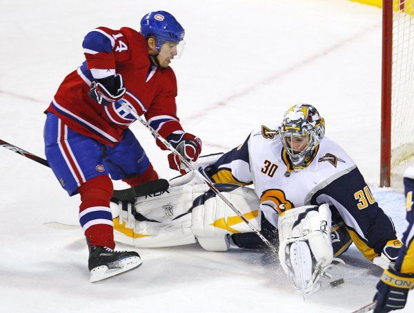 Tomáš Plekanec z Montrealu Canadiens střílí gól Ryanu Millerovi z Buffala Sabres. | Foto: Reuters