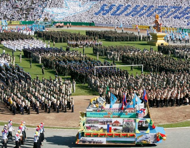 Oslavy na Olympijském stadionu v Phnom Penhu | Foto: Reuters