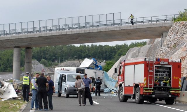 Na místě zasahovaly záchranářské týmy ze Zadaru a Gospiče. Zranění byli převezeni do nemocnice v Gospiči a někteří vrtulníkem do Záhřebu. | Foto: ČT/AP