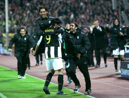 Vincenzo Iaquinta oslavuje se spoluhráči gól Juventusu do sítě Borisova. | Foto: Reuters