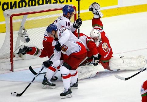 Takový zmatek byl občas před běloruským brankářem Kovalem | Foto: Reuters