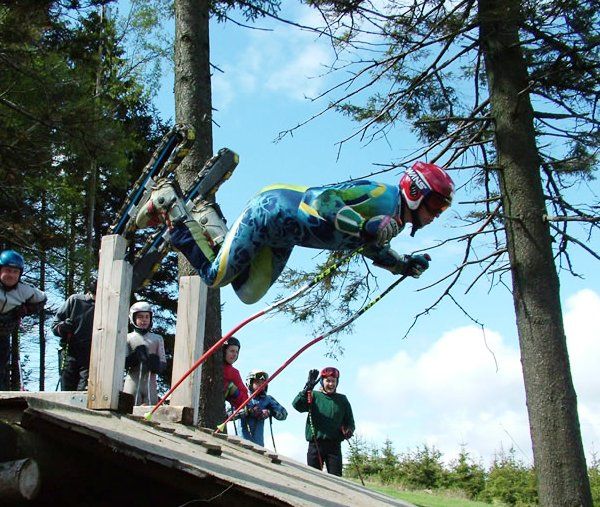 Výbava je stejná jako na sníh, samozřejmě až na lyže. Ty fungují pomocí systému nekonečného pásu, vozíčků a koleček. | Foto: www.grasski.cz