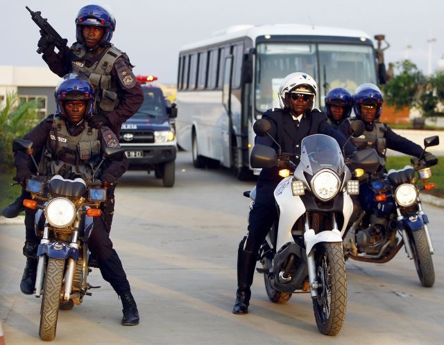 Specilání jednotka angolské policie na stráží v provincii Cabinda, kde po odsotupení Toga zůstávají fotbalisté Ghany, Pobřeží Slonoviny a Burkiny Faso. | Foto: Reuters