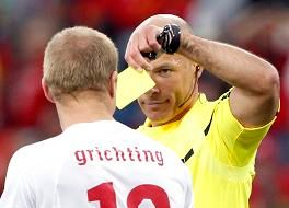 Prohlédni si dobře tuto kartu, jakoby chtěl Howard Webb říci Švýcaru Grichtingovi | Foto: Sport