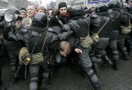 Opoziční koalice Jiné Rusko uspořádala 3. března v Petrohradu protestní pochod. Na Něvském prospektu demonstranty rozehnaly policejní pořádkové síly. | Foto: Reuters