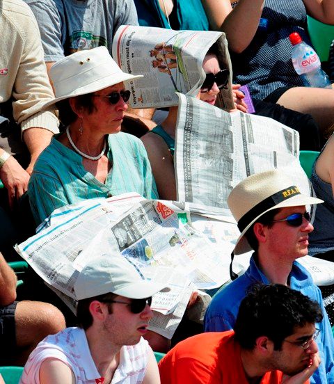 Fanoušci na tenisovém Wimbledonu se poněkud překvapivě letos chrání spíše před slunečními paprsky, než před kapkami deště. | Foto: Reuters