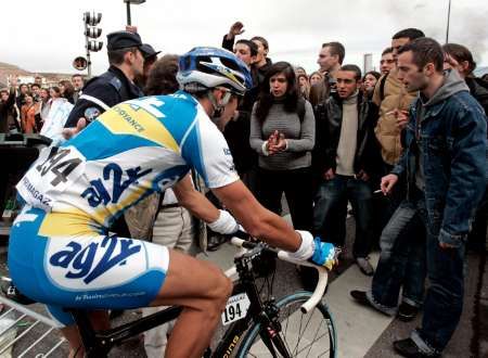 Cyklista týmu AG2R Renaud Dion byl během etapy závodu Paříž-Nice zastaven studenty demonstrujícími proti vládnímu plánu redukce nezaměstnanosti. | Foto: Reuters