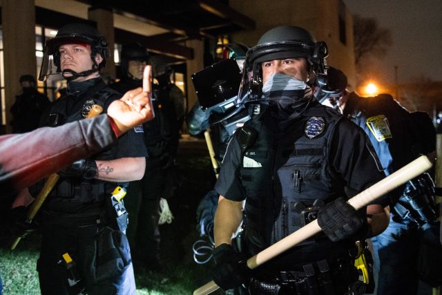 Táhněte, bude líp! Tam, kde poslechli, se ale život nezlepšil. (Protesty proti policii, Brooklyn Center, Minnesota, 11. dubna 2021.) | Foto: ČTK