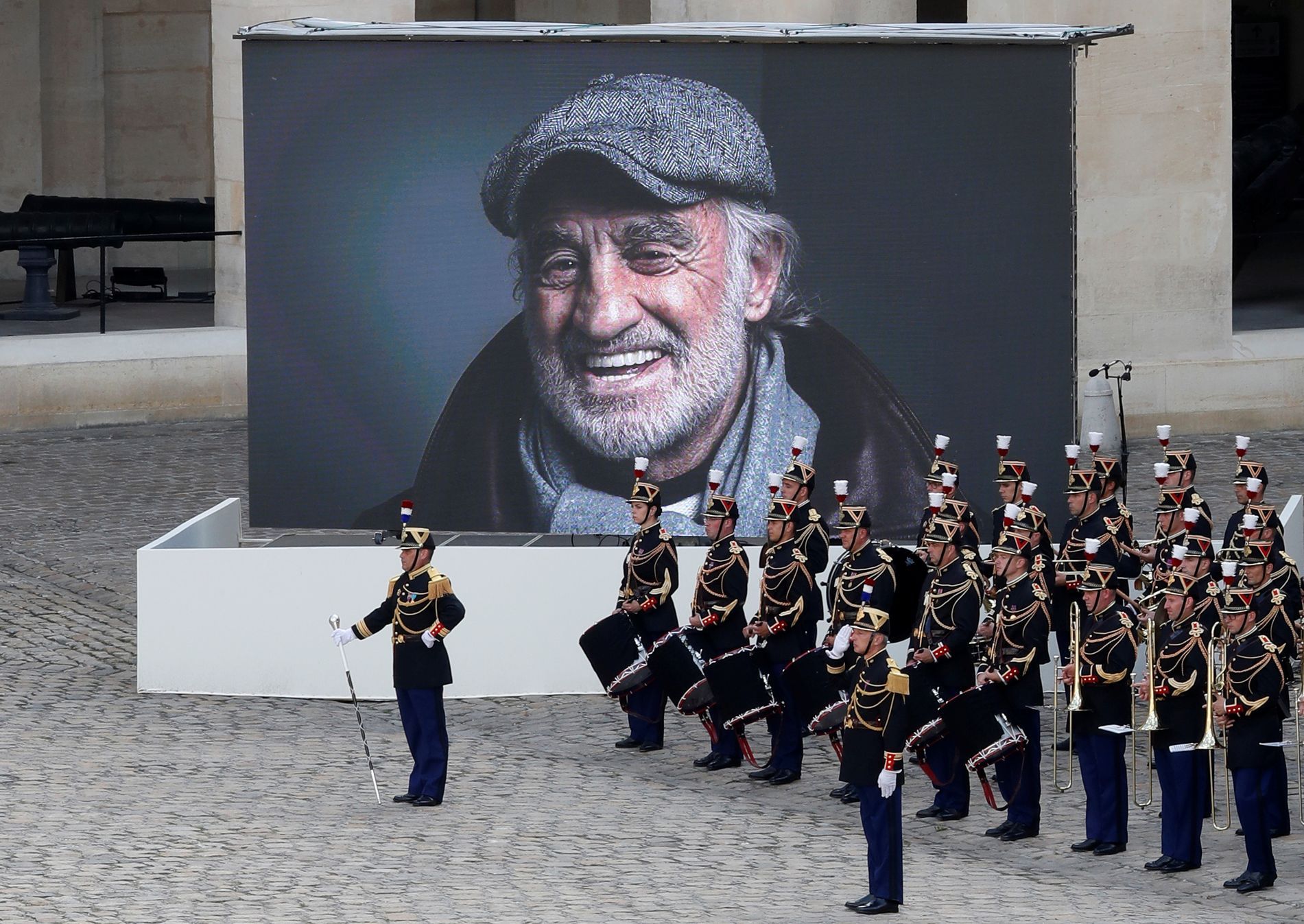 La France A Rendu Hommage à Belmond. Des Centaines De Personnes Sont ...