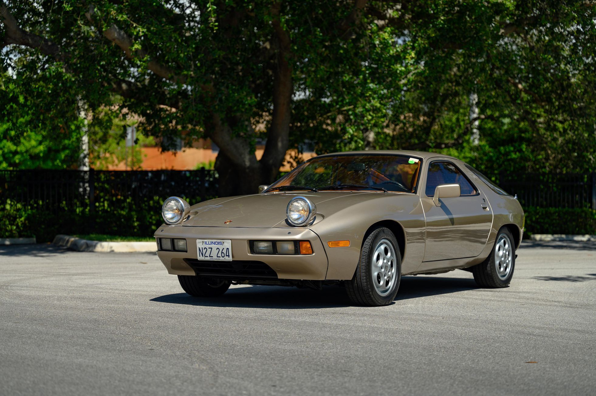 Tom Cruise learned to move there. Porsche 928 with rare šaltpák goes to auction | Currently.cz