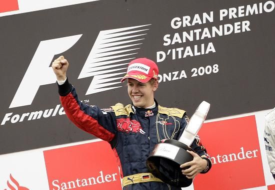 Itálie - Sebastian Vettel z Toro Rosso se raduje z premiérového triumfu v kariéře, jehož dosáhl v Monze | Foto: Reuters