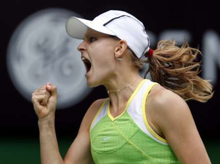 Lucie Šafářová vyřadila v na Australian Open dvojku nasazenou Amelii Mauresmovou. | Foto: Reuters