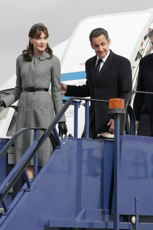 Francouzský prezident Nicolas Sarkozy vystupuje se svojí novou ženou Carlou Bruni na letišti v Heathrow. | Foto: Reuters