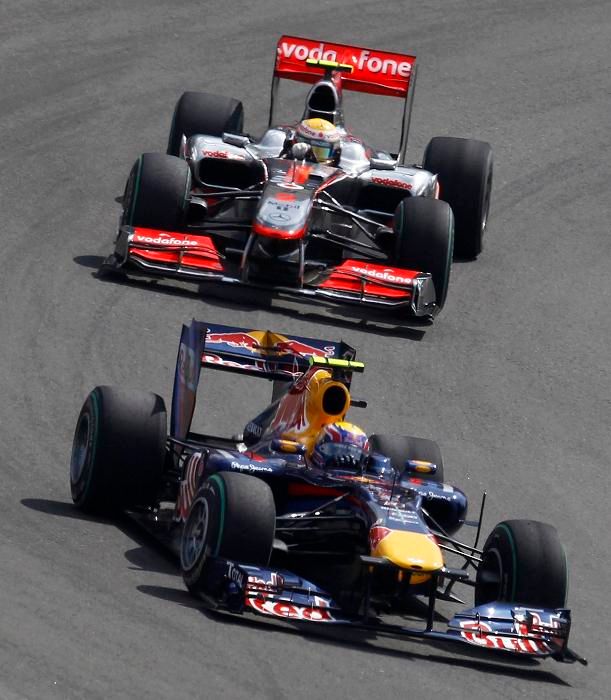 Mark Webber a Lewis Hamilton svádí souboj ve VC Turecka | Foto: Sport