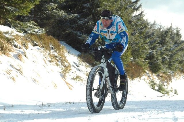 Jan Kopka při své oblíbené disciplíně - s kolem na sněhu. | Foto: Jizerská 50