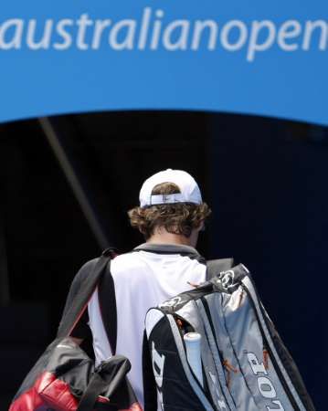 Zklamaný Topmáš Berdych opoští Rod Laver Arenu po porážce od Rogera Federera. | Foto: Reuters