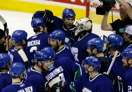 Hráči Vancouveru Canucks se radují z postupu do 2. kola playy off NHL. | Foto: Reuters