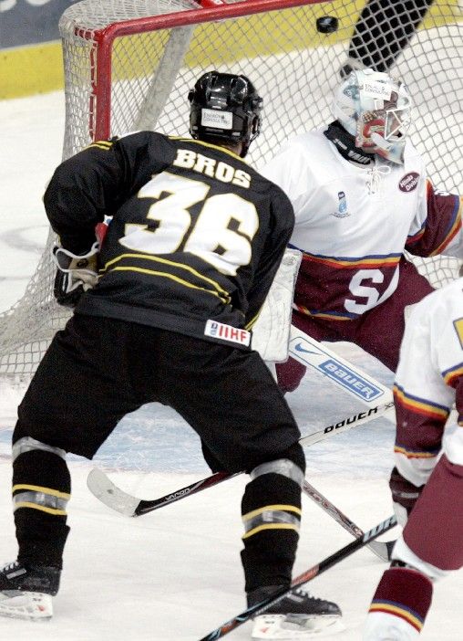 Michal Broš dává v úvodním zápase Super Six gól do sítě brankáře pražské Sparty Tomáše Duby. | Foto: Reuters