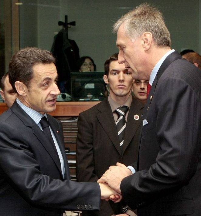 Současný a budoucí předseda Rady EU Nicolas Sarkozy a Mirek Topolánek na summitu EU v Bruselu | Foto: Reuters