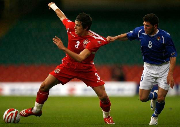 Gareth Bale z Walesu je držen azerbajdžánským Davidem Husejnovem | Foto: Reuters