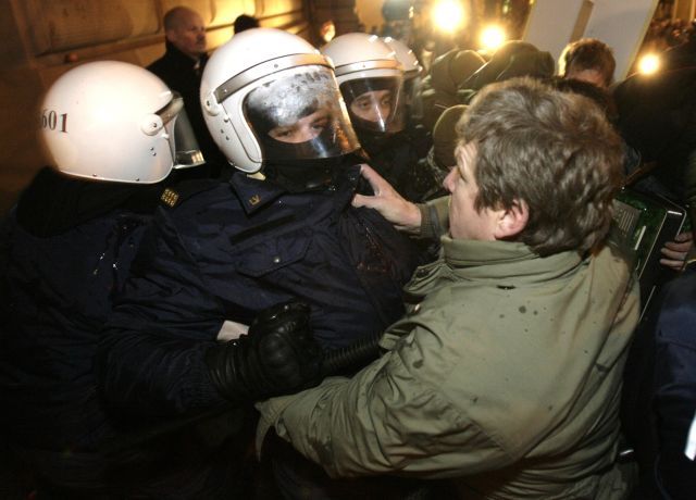 Demonstrace před lotyšským parlamentem v Rize. | Foto: Reuters