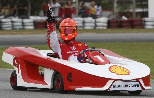 Sedminásobný mistr světa formule 1 Michael Schumacher slaví vítězství v závodě motokár v brazilském Florianopolisu. | Foto: Reuters