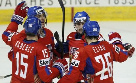 Čeští hráči oslavují perfektně sehranou přesilovku čtyři na tři a vyrovnávací gól v síti Lundqvista. | Foto: Reuters