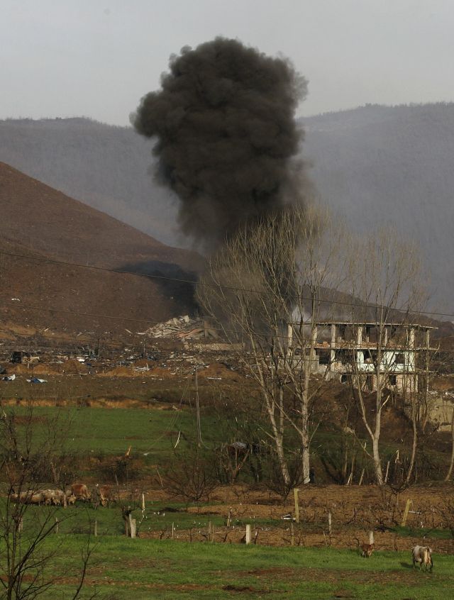 V areálu vojenské základny, která sloužila k uskladňování zastaralé munice, došlo k několika výbuchům. | Foto: Reuters