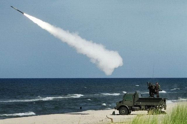 Střelba z protiletadlového raketového kompletu MISTRAL z výzbroje maďarských vojáků. | Foto: Externí