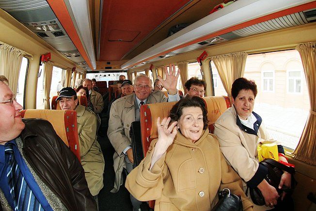 Do Jihlavy přijel autobus delegátů jisté politické strany. Jaké? To se teprve dozví. | Foto: Tomáš Adamec, Aktuálně.cz