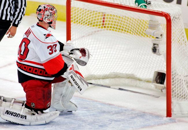 Gólman Caroliny Cam Ward právě inkasoval gól v úvodním finále konference od hokejisty Pittsburghu Philippe Bouchera. | Foto: Václav Rojík