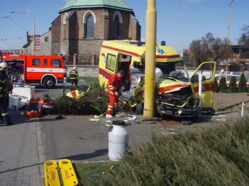 Náraz osobního auta sanitku odhodil sanitku na sloup veřejného osvětlení. Záchranáři vyprošťovali spolujezdce z vraku přes půl hodiny. | Foto: HZS Moravskoslezského kraje