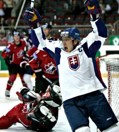 Slovenský útočník Marian Hossa se raduje ze svého gólu v zápase s Kanadou. | Foto: Reuters