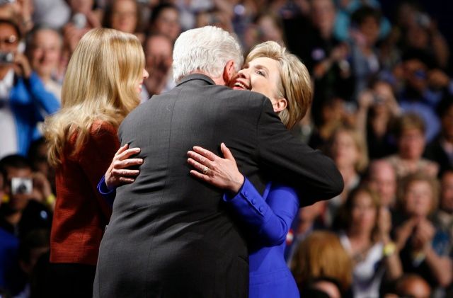 Na začátku byl její manžel pro Hillary přínosem, později už to nebylo tak jisté | Foto: Reuters