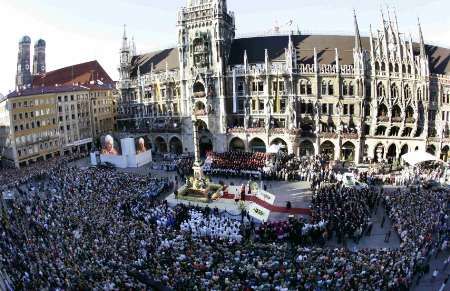 Pohled na mnichovské náměstí Marienplatz, kde se již včera setkal papež Benedikt XVI. s věřícími. | Foto: Reuters