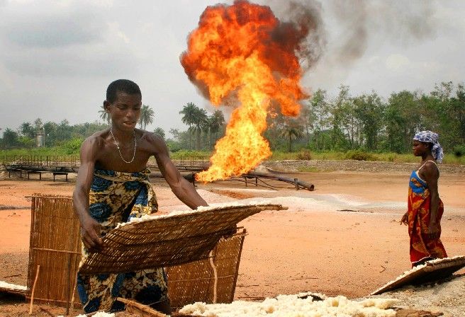 Domorodí obyvatelé v deltě Nigeru. Přes 20 milionů lidí zde žije na pokraji bídy. Všude kolem jsou viditelné znaky multimiliardového ropného průmyslu. Z nich ovšem vesničané nemají takřka nic. | Foto: Reuters